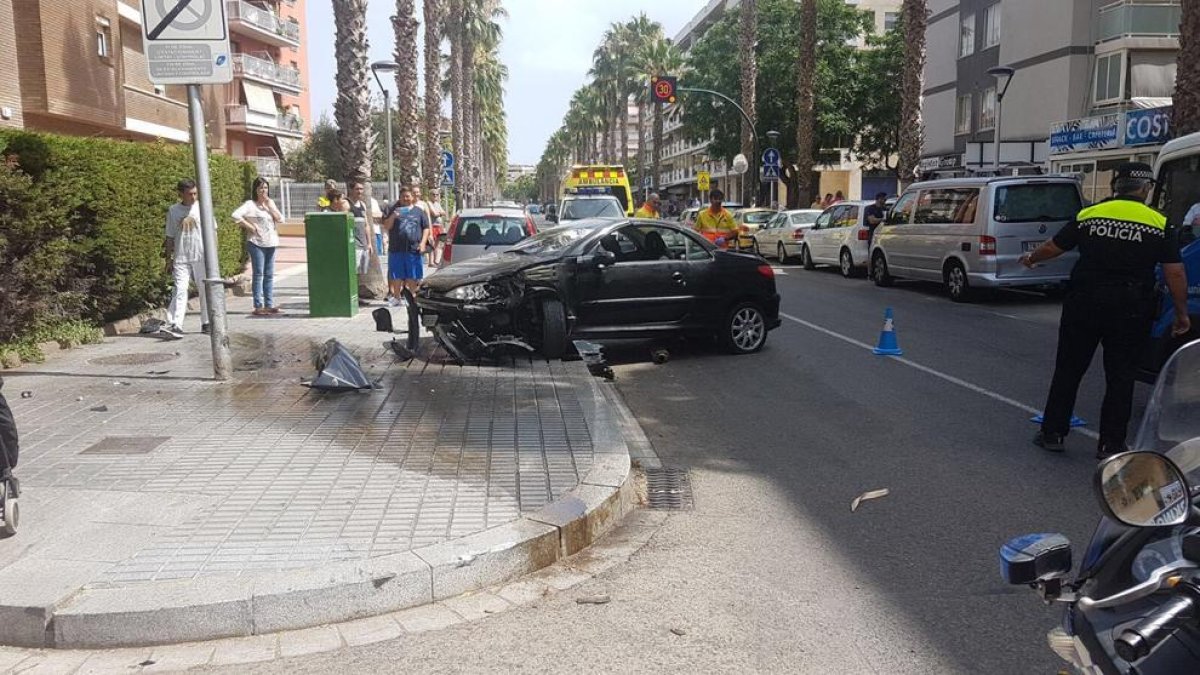 Un vehicle s'estavella a Salou i els ocupants deixen sol al conductor