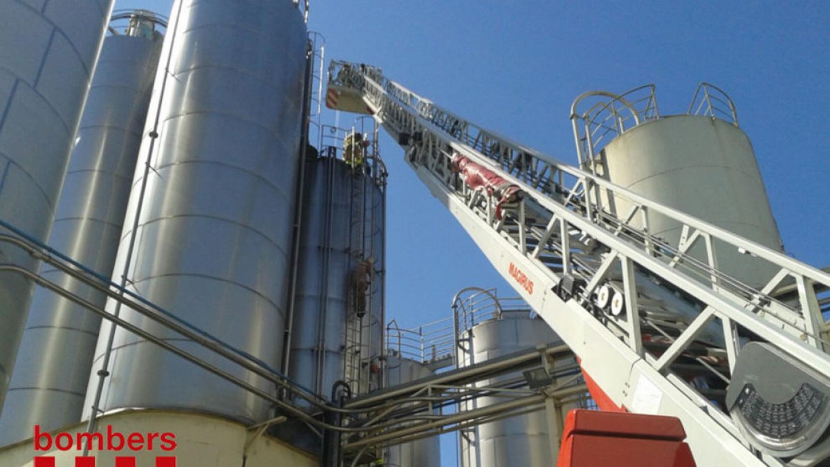Los Bomberos realizan un simulacro de rescate en altura en un entorno industrial en Valls