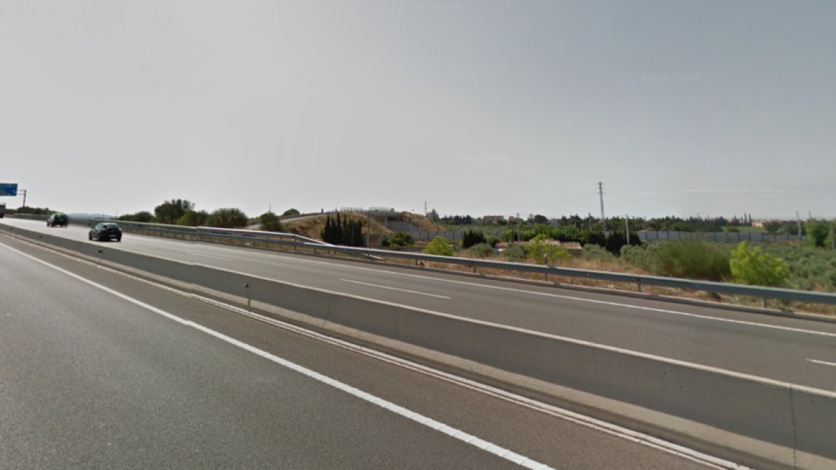 Un quilòmetre de retencions a l'A7 a Cambrils per la sortida de via d'un vehicle