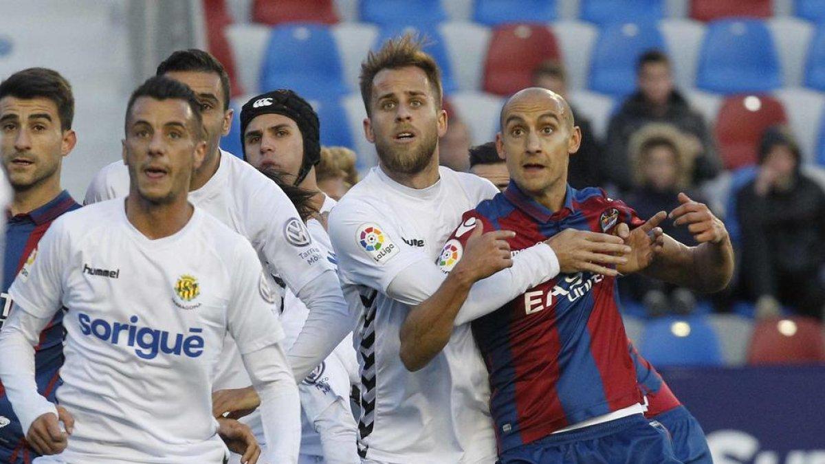 Juan Merino volverá a la defensa de cuatro por recibir en el Alcorcón