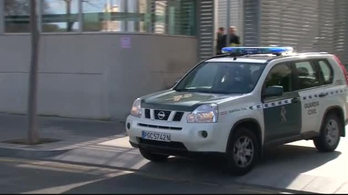 Cazan a un conductor drogado y acompañado de su mujer con un bebé brazos