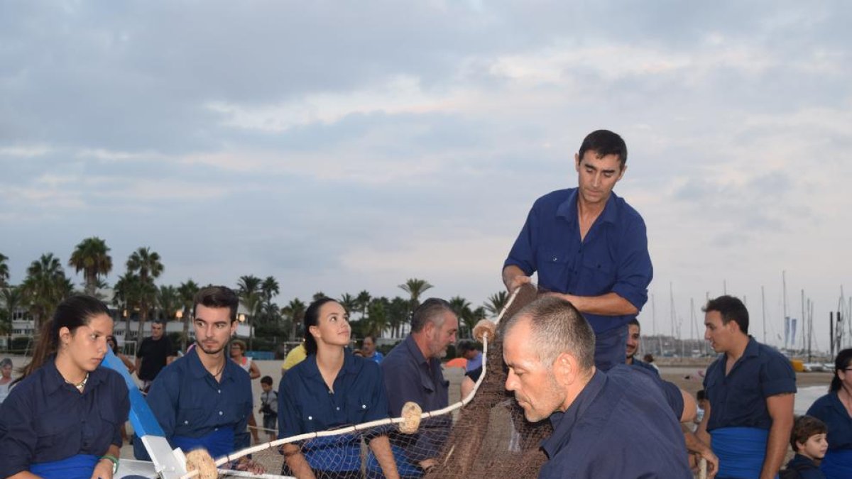 Salou recrea l'antic art de pesca per última vegada, aquest any