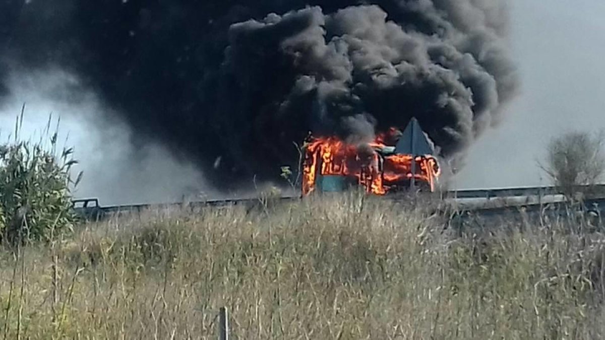 Un autocar se incendia en la A-7 en Vila-seca sin causar heridos