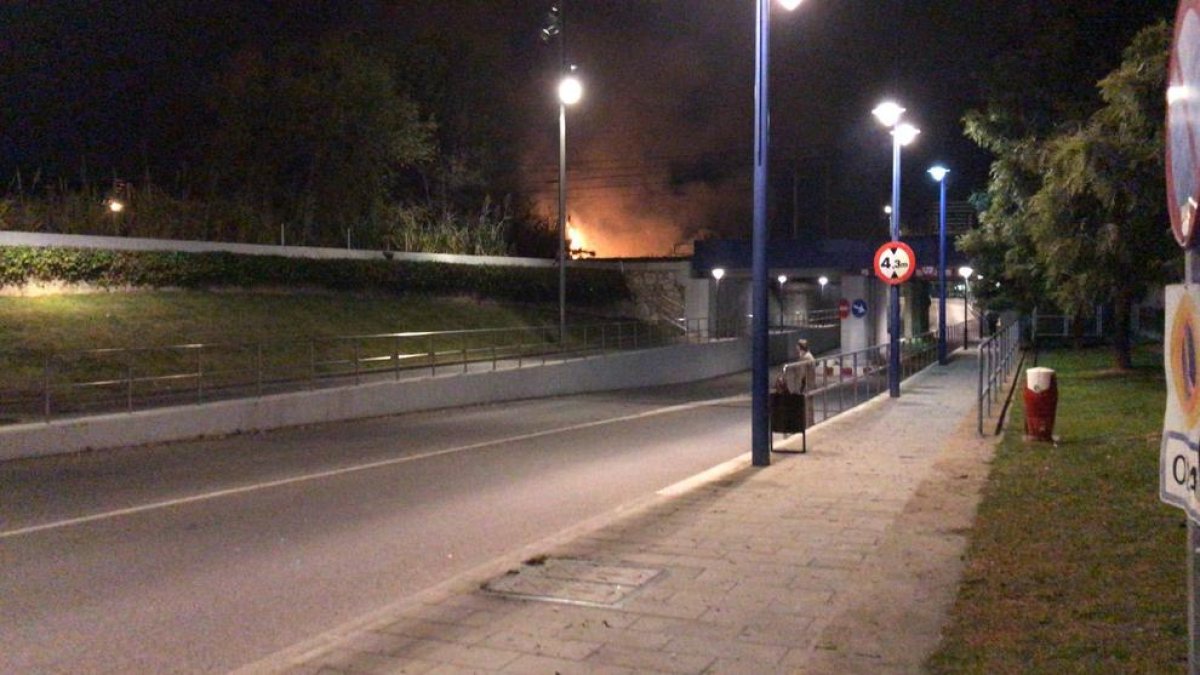 Un incendio en la orilla del Francolí afecta a la circulación ferroviaria