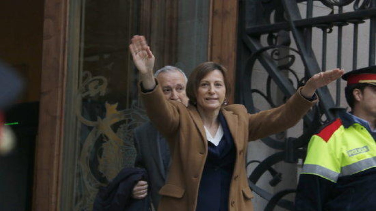 Forcadell entra al TSJC amb el suport de centenars de persones que s'han aplegat davant el tribunal