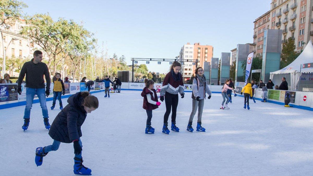 La plaza de la Llibertat de Reus tendrá de nuevo una pista de hielo por Navidad