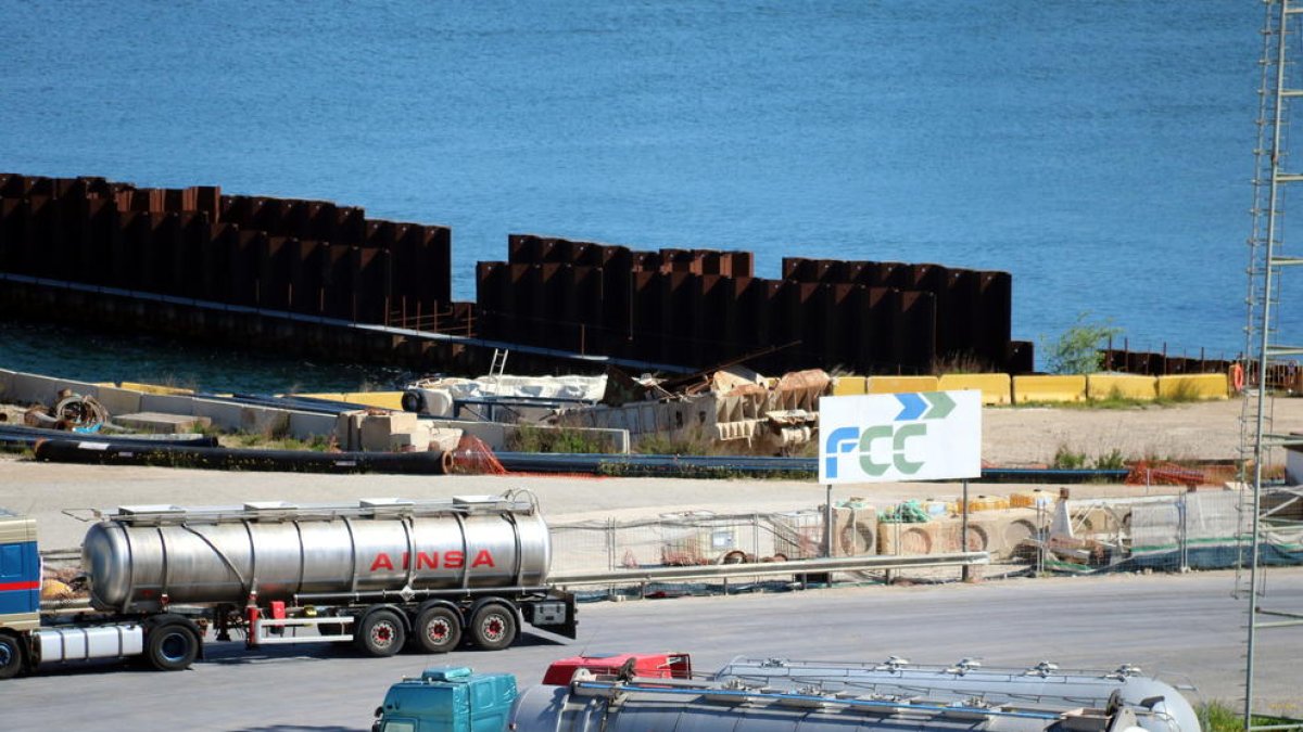 Flix organiza una plataforma para exigir una descontaminación del pantano «con garantías»