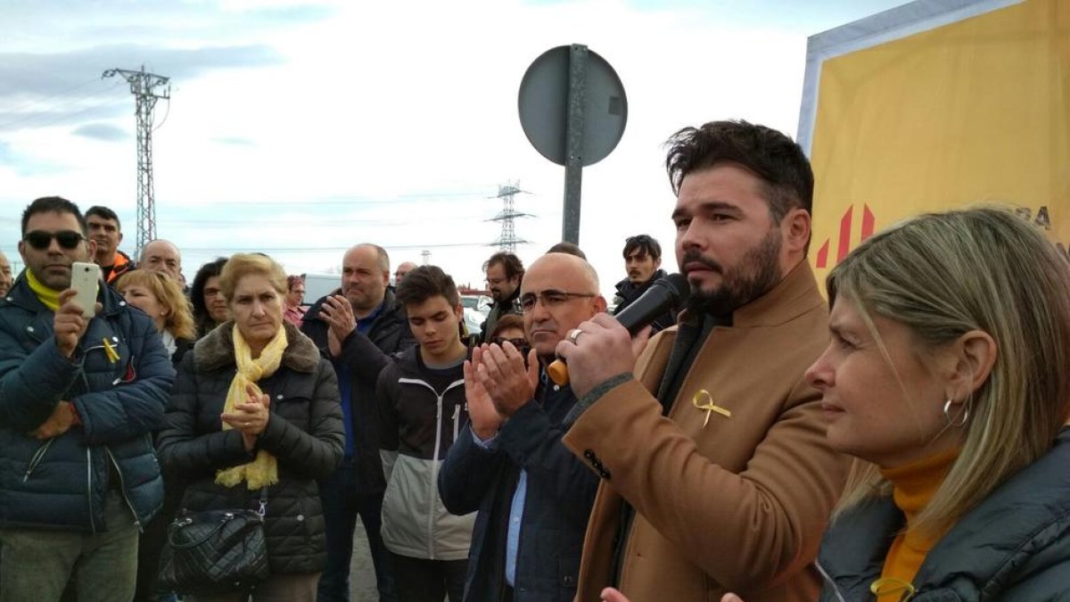 Rufián dice que hay que combatir «el frente nacional naranja» en su visita al mercadet Bonavista