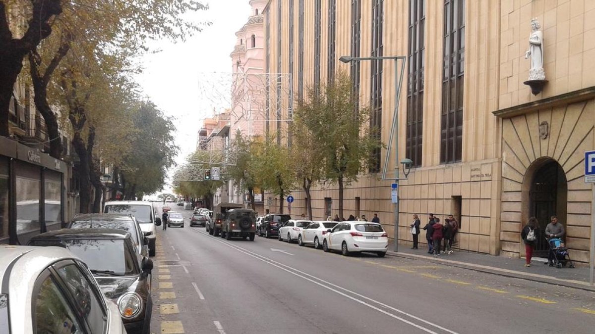 Els furgons de l'exèrcit circulen per Tarragona