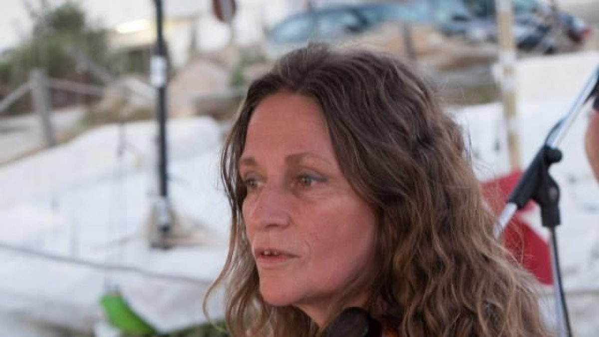 Multen amb 100 euros una violinista que tocava al carrer August