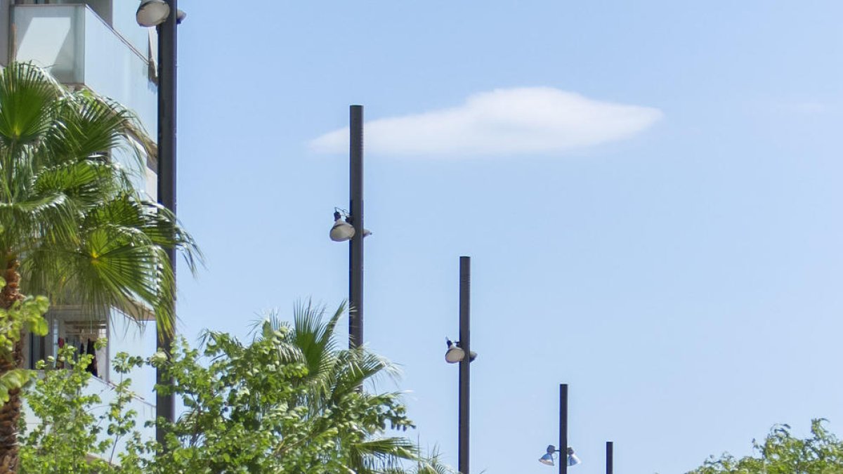 L'entorn de la Biblioteca Pere Anguera acumula talls en l'enllumenat públic