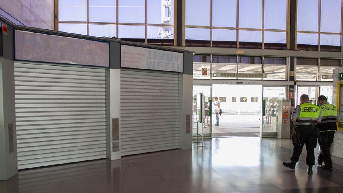 Adif posa en lloguer locals comercials buits a l'estació de tren perquè reobrin