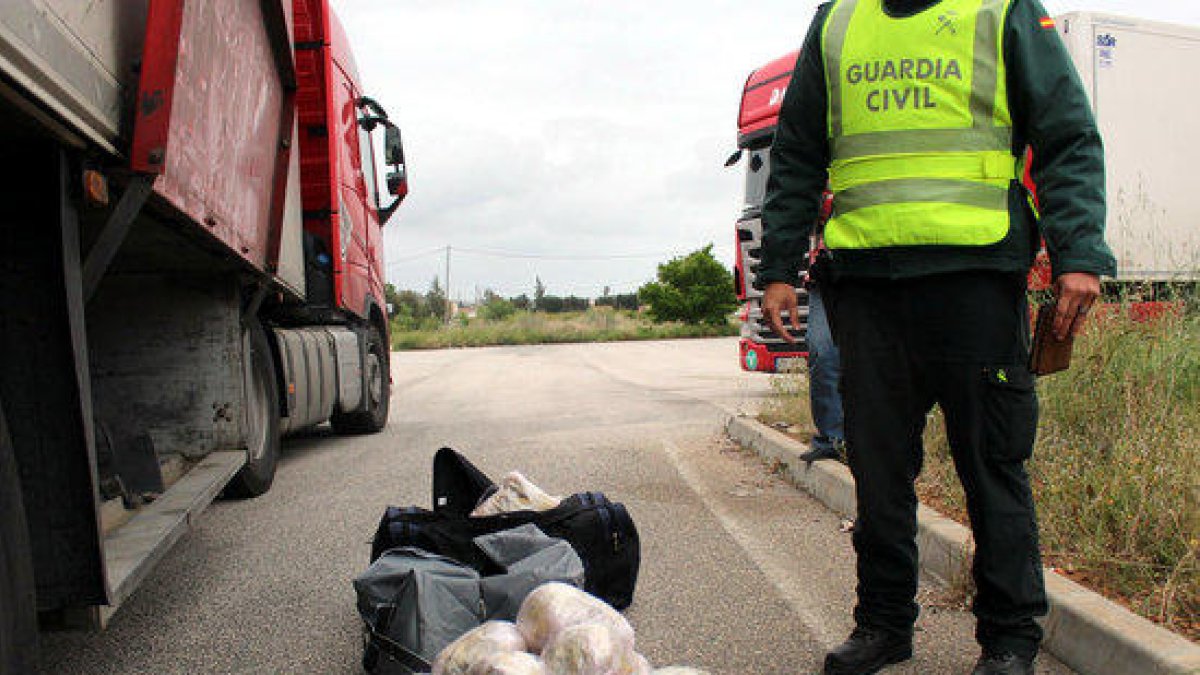 Dues persones detingudes per transportar 20 quilos de marihuana quan circulaven per l'N-340 a Amposta