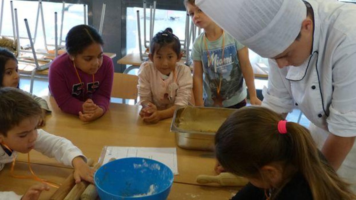Alumnos de cocina de Salou, profesores por un día