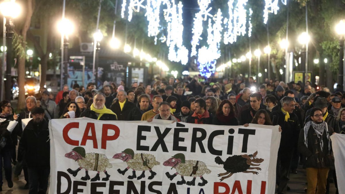 Unes 200 persones es manifesten a Tarragona contra les maniobres de l'exèrcit espanyol al territori