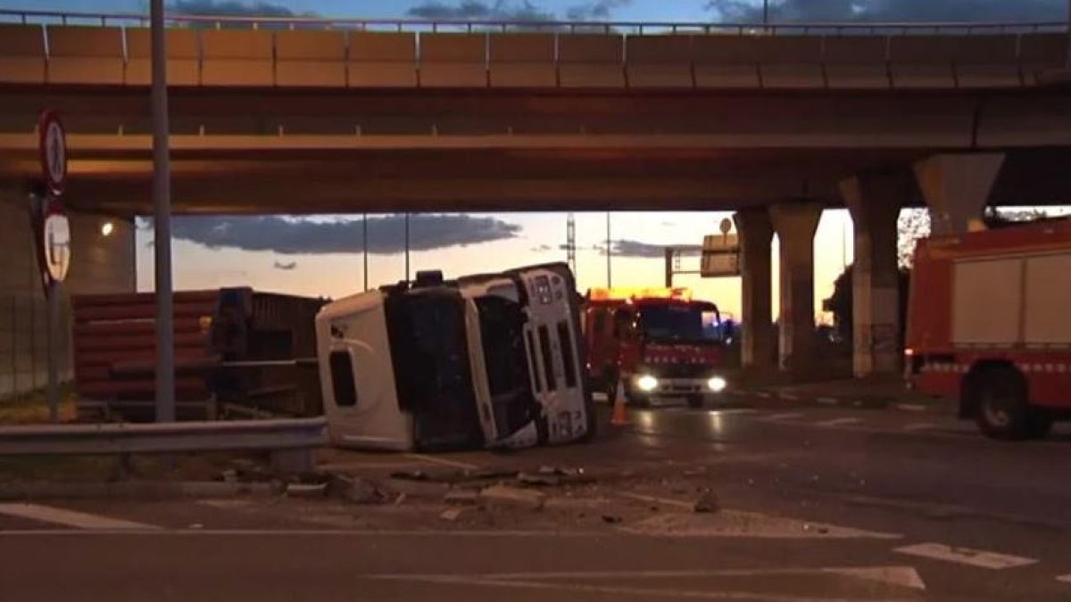 Un camión vuelca en la rotonda de Coma-ruga del Vendrell