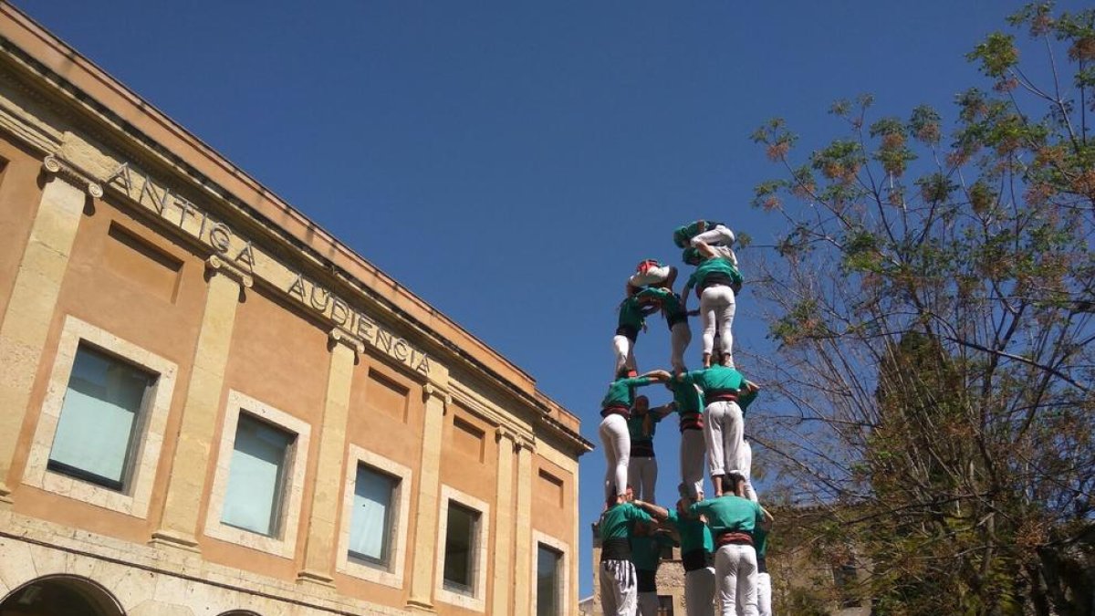 Los Castellers de Sant Pere y Sant Pau adelantan|avanzan objetivos