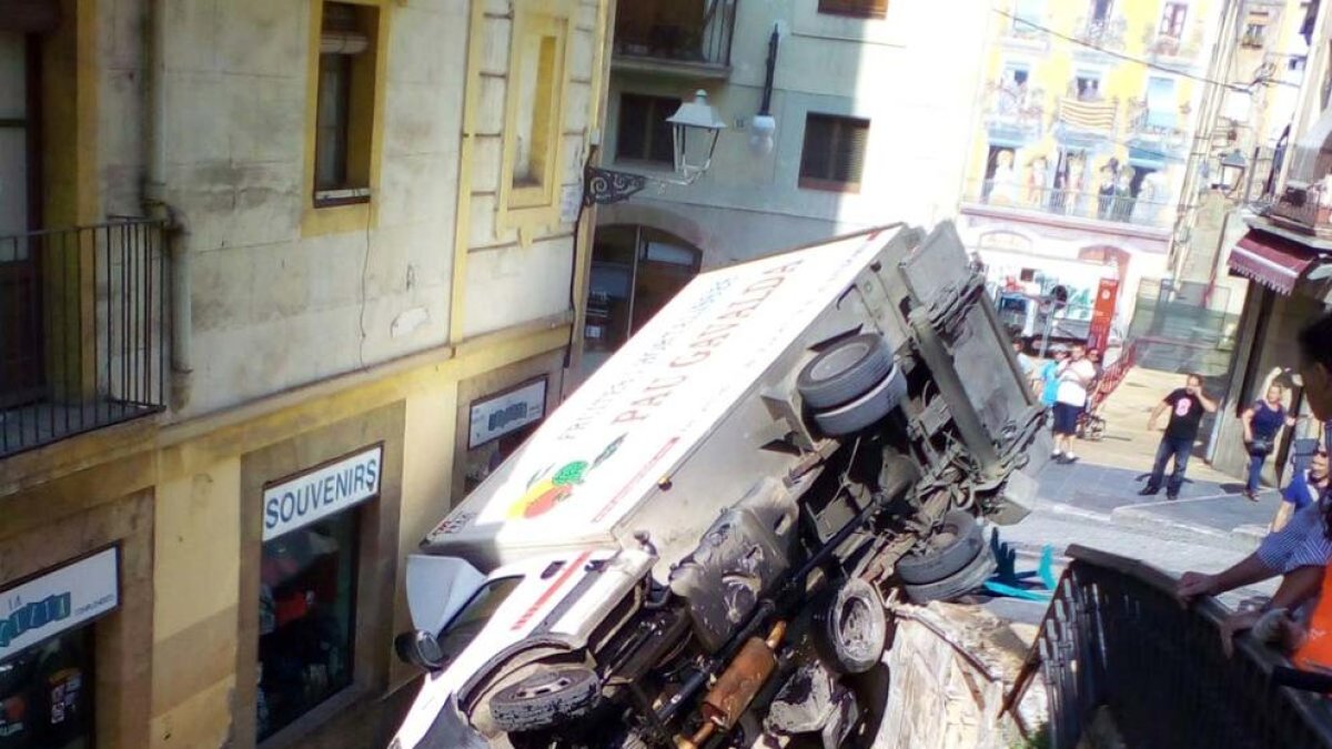 Camió accidentat a la baixada Misericòrdia