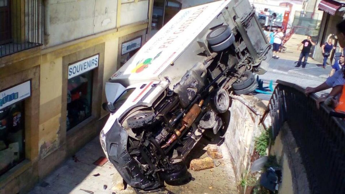 Un año con la baranda provisional a Misericordia