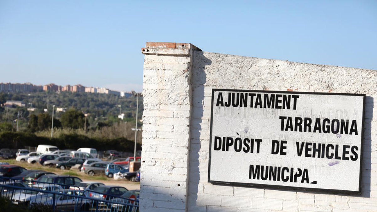 Un total de 44 vehículos del depósito reciben el aviso que serán desbaratados|desguazados