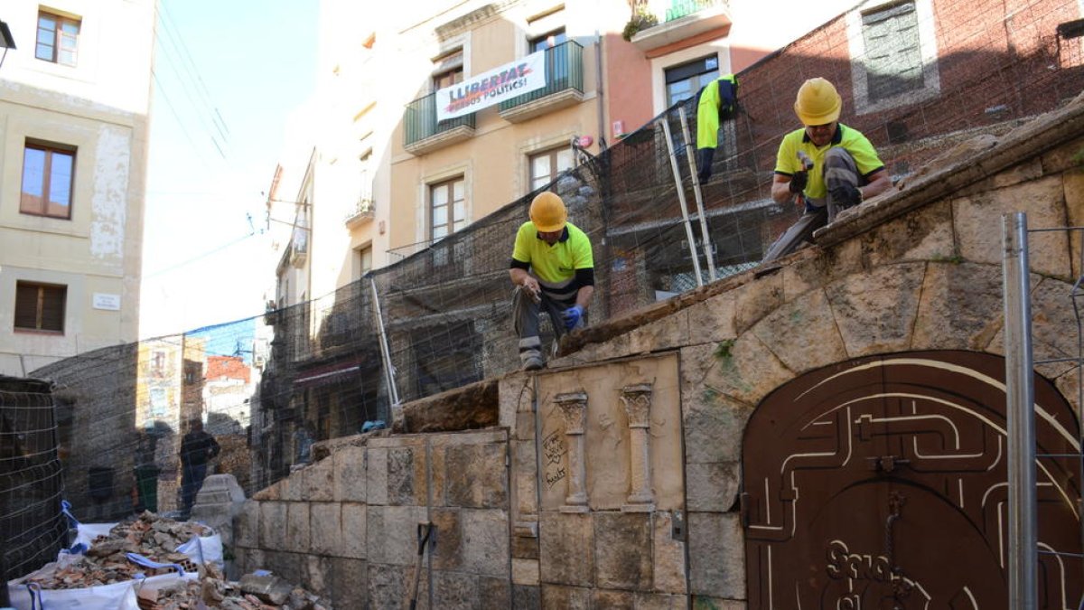 Es comença a reconstruir la barana de la Baixada Misericòrdia