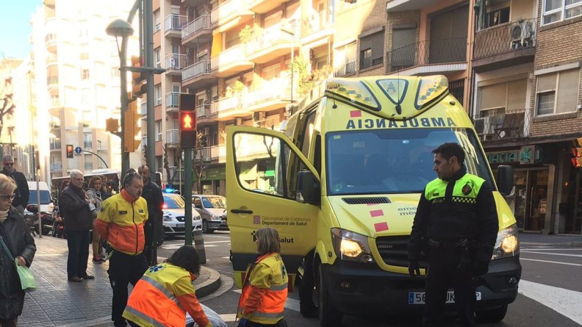 Una chica, herida leve al caer a la calle Vidal y Barraquer