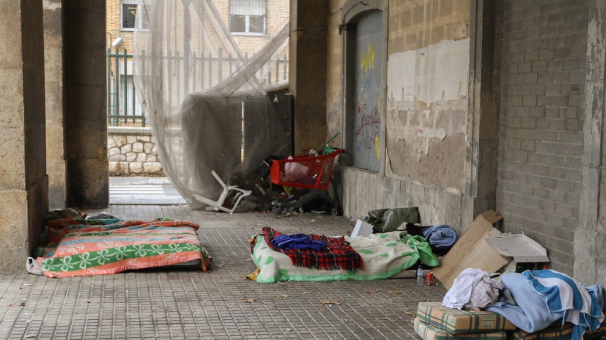 La plaça dels Carros torna a estar ocupada per indigents