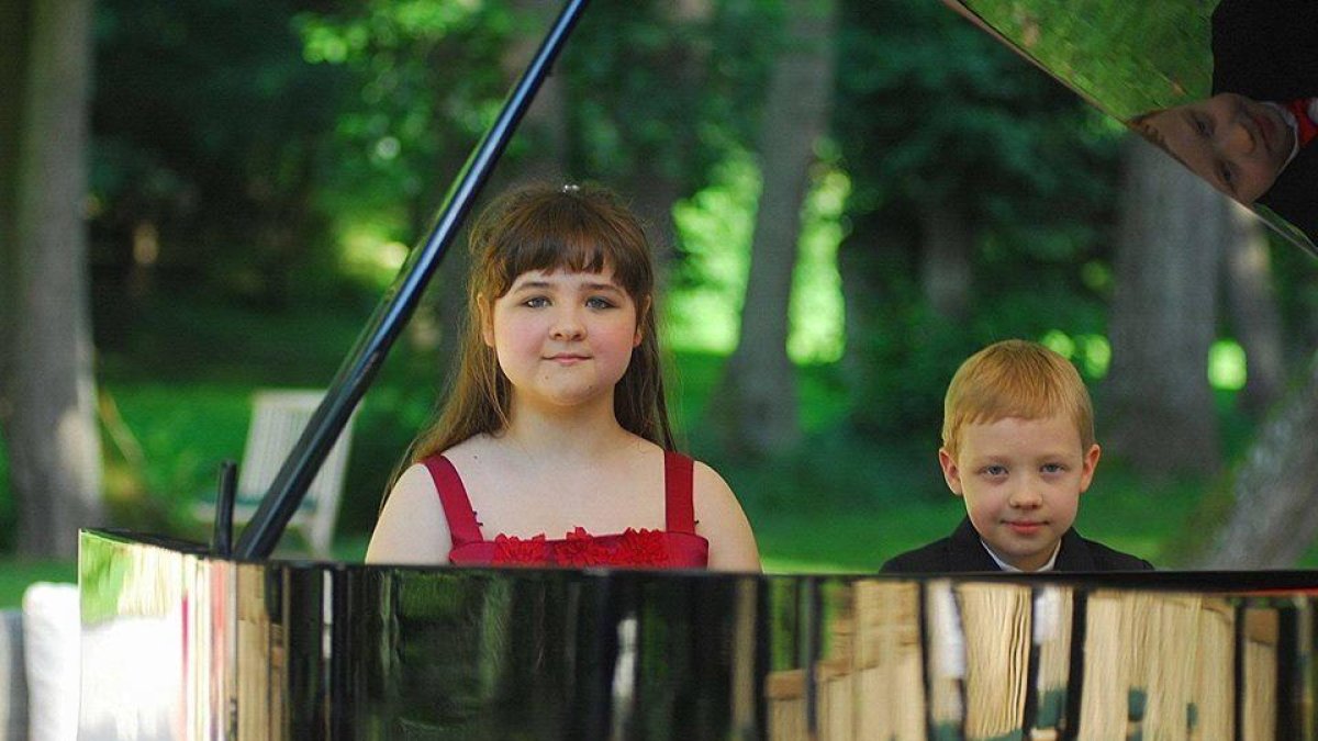 Dos hermanos alemanes prodigio del piano actúan en Creixell
