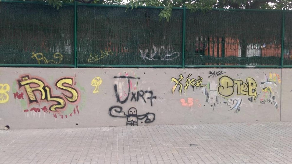 Tres escuelas de Tarragona sufren pintadas y destrozos de mobiliario