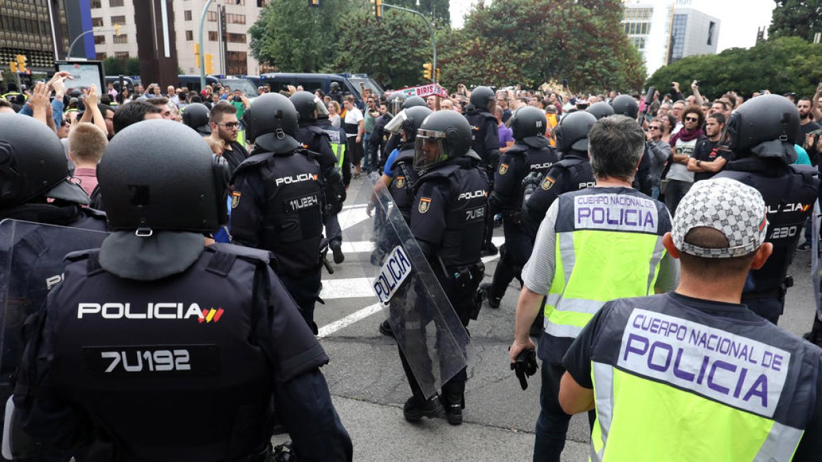 Cataluña se detiene para protestar contra las actuaciones policiales del 1 de octubre