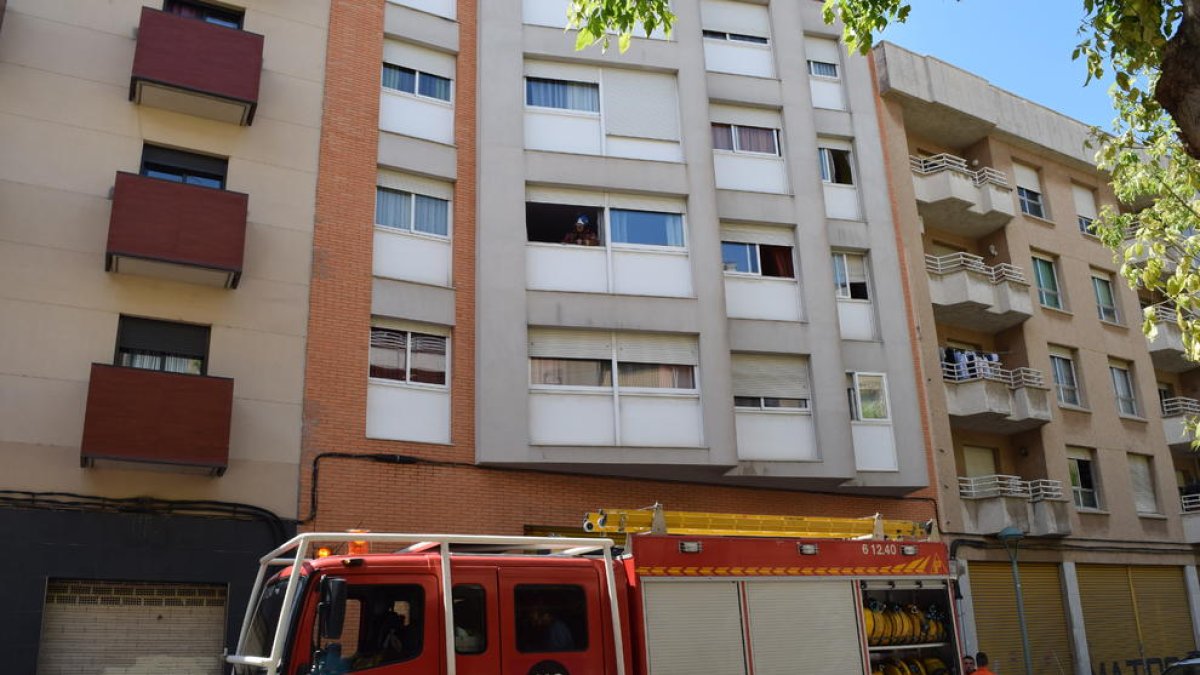 Un núvol de fum alerta als veïns del carrer Smith
