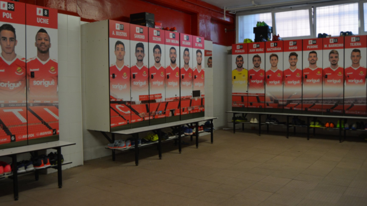 Los vestuarios del primer equipo del Nàstic lucen nueva imagen