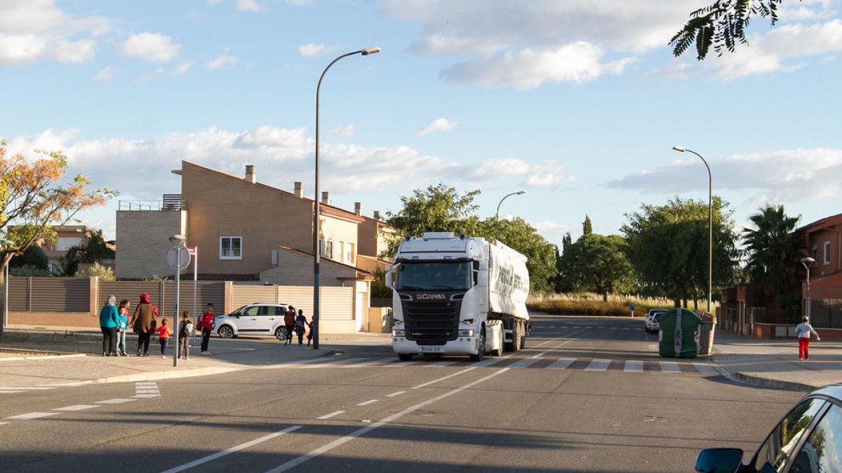 Pintor Fuster demana que es posi fi al pas dels camions cap al pàrquing