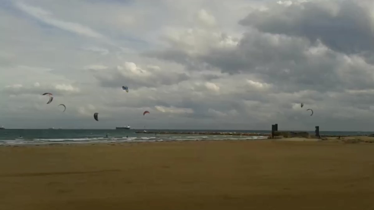 El estado del tiempo trae kaysurfistes a La Pineda