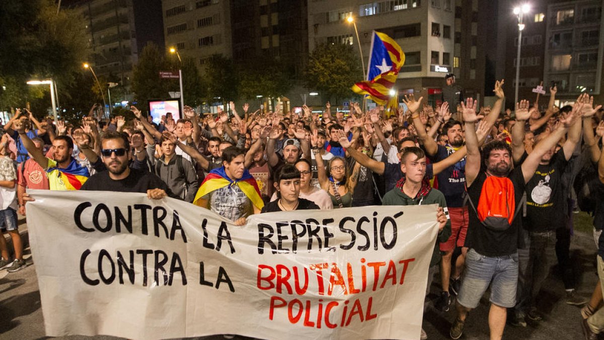 Uns 3.000 reusencs escridassen la Policía Nacional al Gaudí i a la caserna