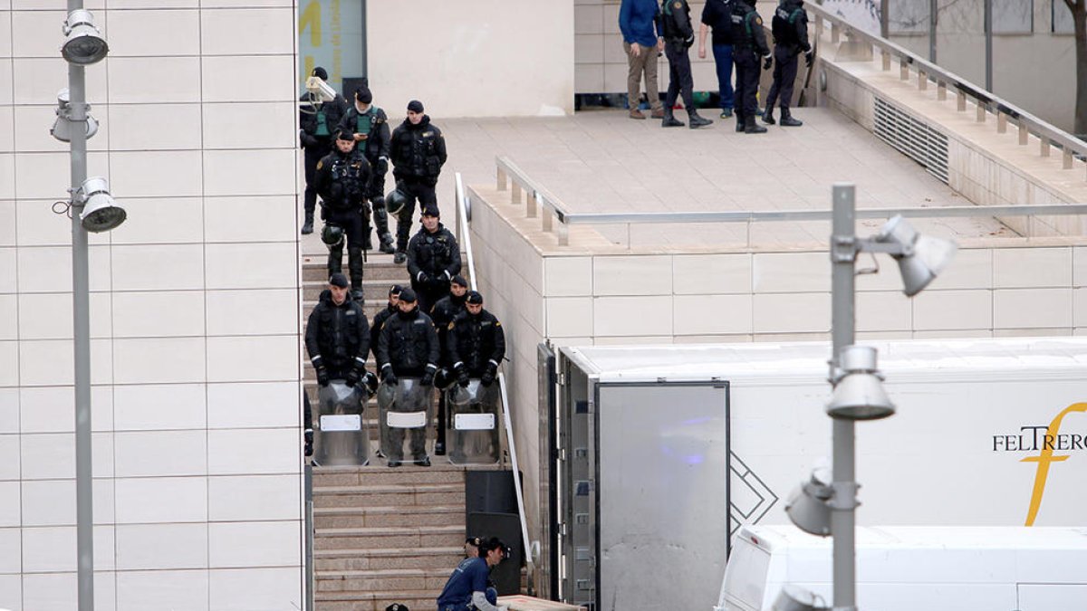 Les 44 obres d'art del Museu de Lleida surten cap al Monestir de Vilanova de Sixena