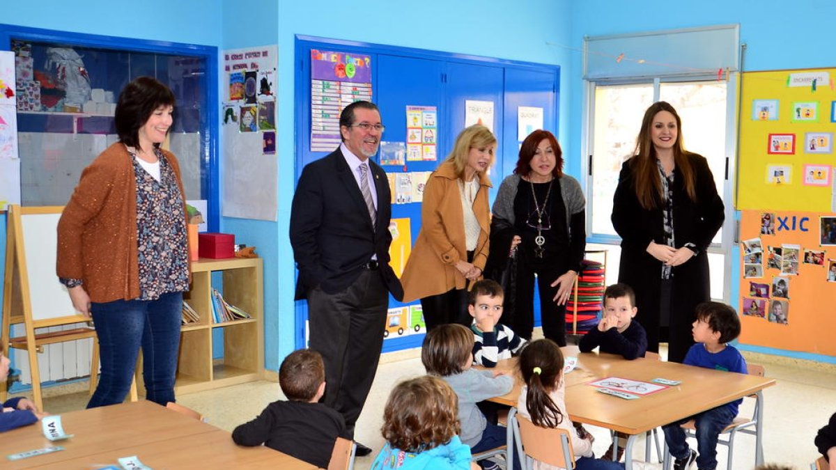 Escuela Solidaria de Rueda recoge material escolar para los niños sin recursos