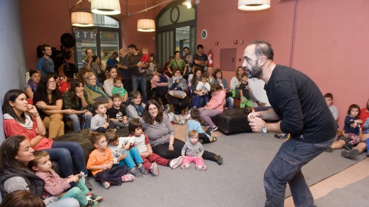 Los escaparates del comercio de Valls se llenan de motivos castellers