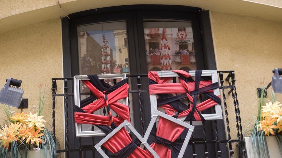 Los escaparates del comercio de Valls se llenan de motivos castellers