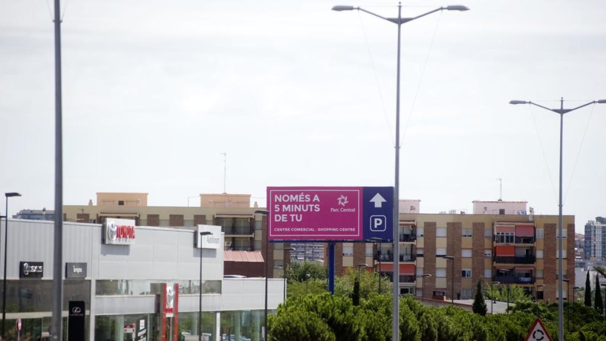 La instalación de la valla publicitaria de Parc Riu Clar es «legal» y no se sacará
