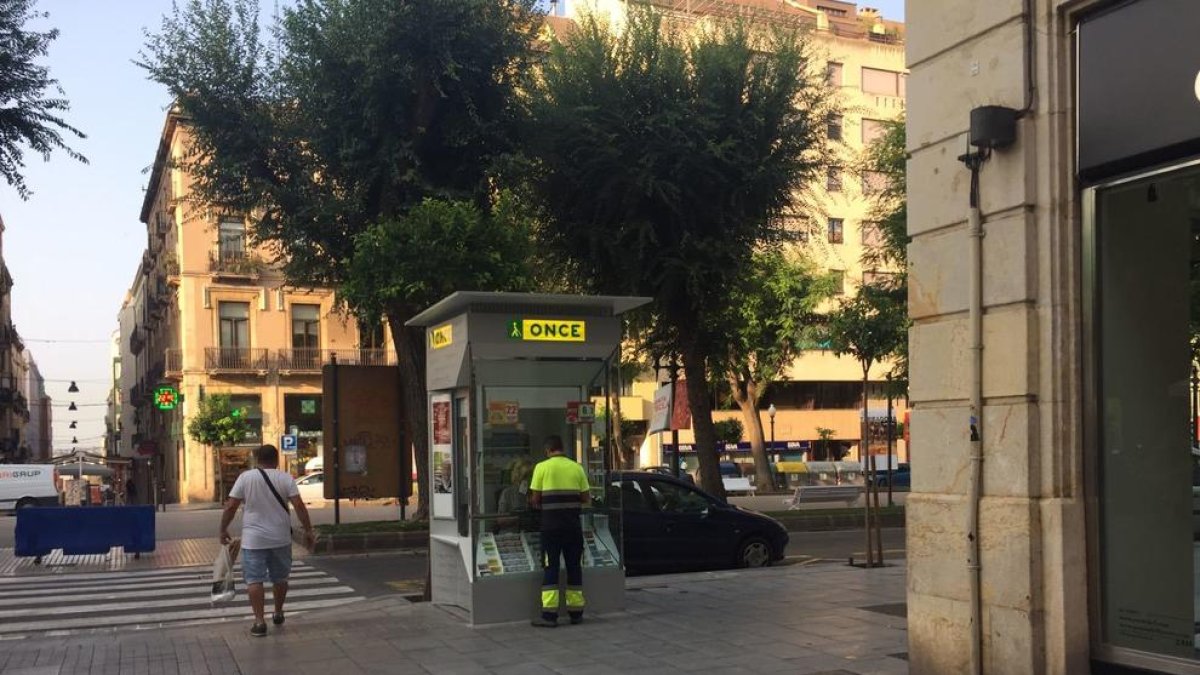 Un plano piloto renueva un quiosco del ONCE en Tarragona