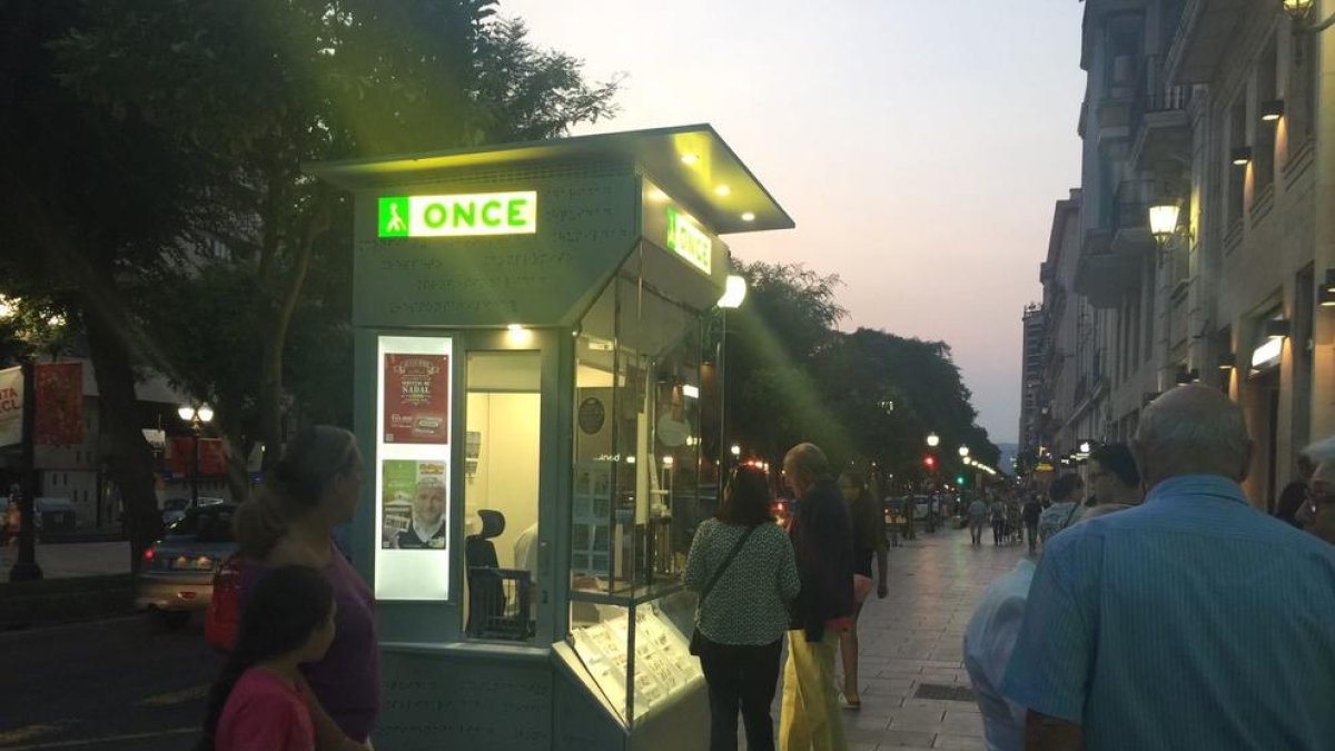 Un pla pilot renova un quiosc de l'ONCE a Tarragona