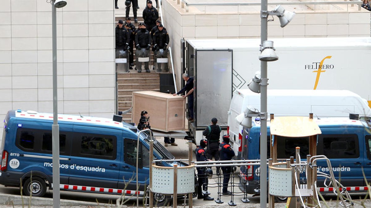 Comencen a carregar les 44 obres d'art en litigi per traslladar-les a Sixena