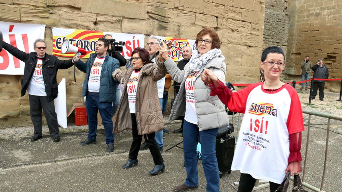 Comencen a carregar les 44 obres d'art en litigi per traslladar-les a Sixena