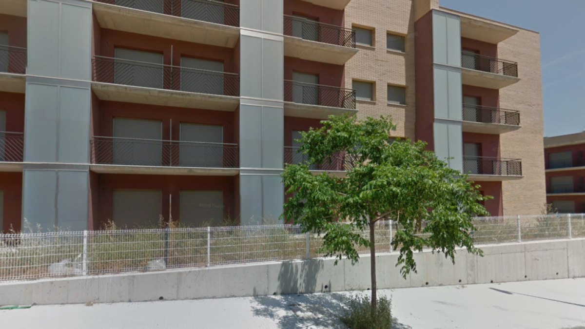 Dos coches y una moto quemados en un incendio en un aparcamiento de Constantí