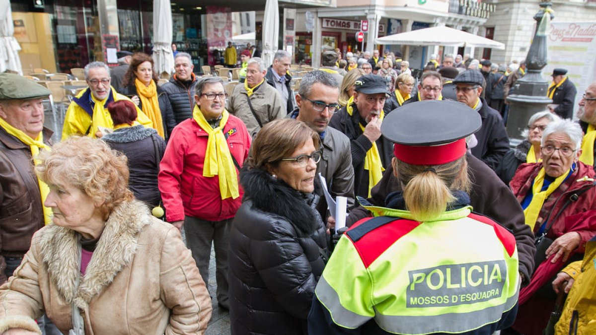 La JEP prohibeix als Avis i Àvies per la Llibertat concentrar-se amb una pancarta en defensa dels drets humans