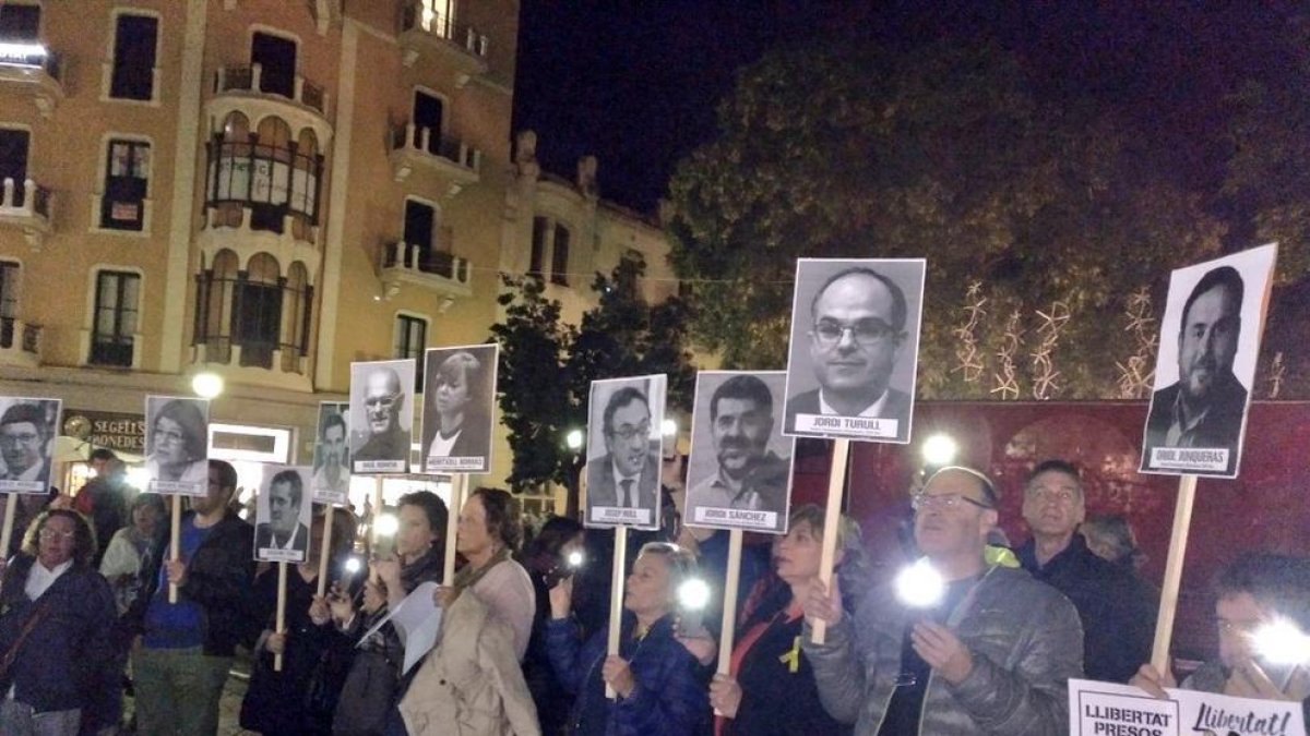 Un centenar de persones demanen l'alliberament dels presos polítics durant l'encesa de llums de Nadal de Tarragona