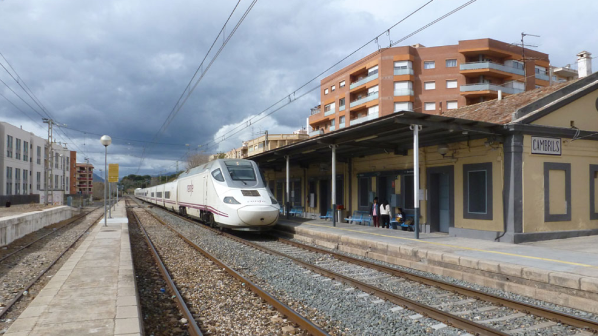Una personas herida grave y otra leve al ser expelidas por la corriente de aire de un tren