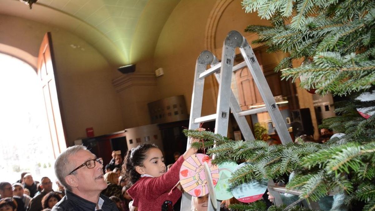La solidaritat i l'acolliment omplen l'Arbre dels Desitjos