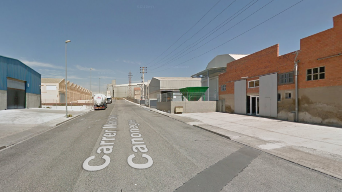 Desallotgen un magatzem al polígon Entrevies per una deflagració de productes químics